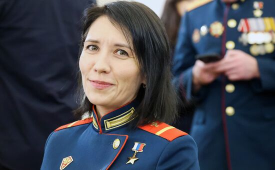 Президент Владимир Путин вручил Героям России медали "Золотая Звезда"