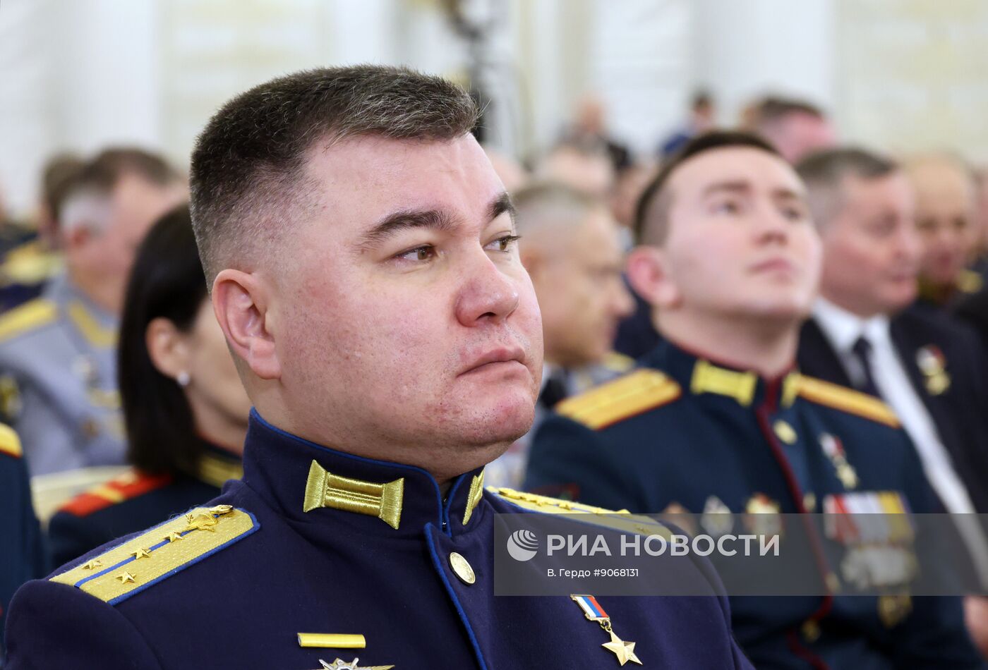 Президент Владимир Путин вручил Героям России медали "Золотая Звезда"