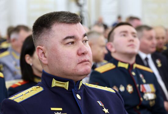 Президент Владимир Путин вручил Героям России медали "Золотая Звезда"