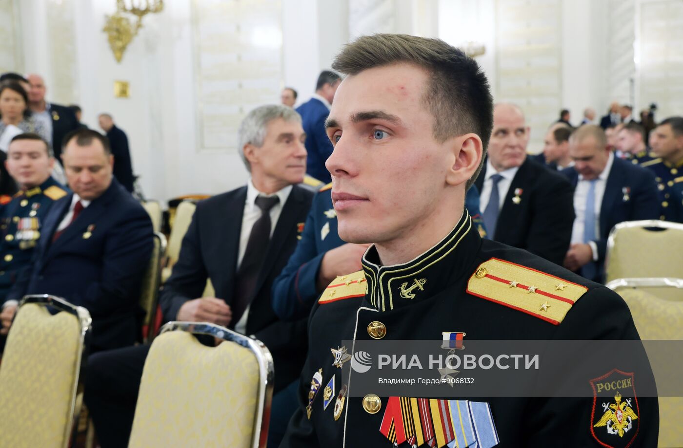 Президент Владимир Путин вручил Героям России медали "Золотая Звезда"