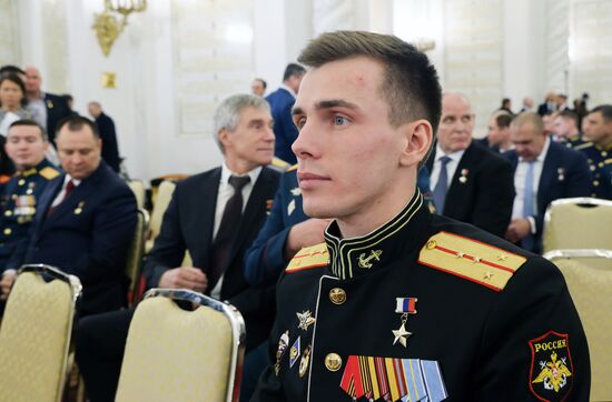 Президент Владимир Путин вручил Героям России медали "Золотая Звезда"