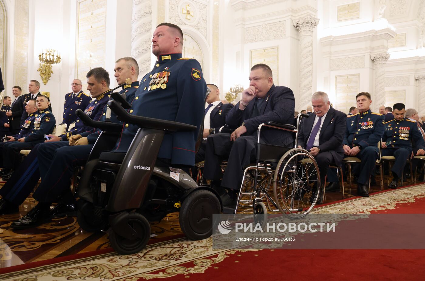 Президент Владимир Путин вручил Героям России медали "Золотая Звезда"