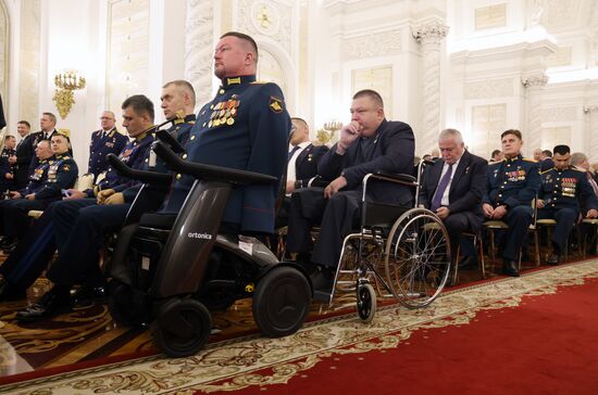 Президент Владимир Путин вручил Героям России медали "Золотая Звезда"