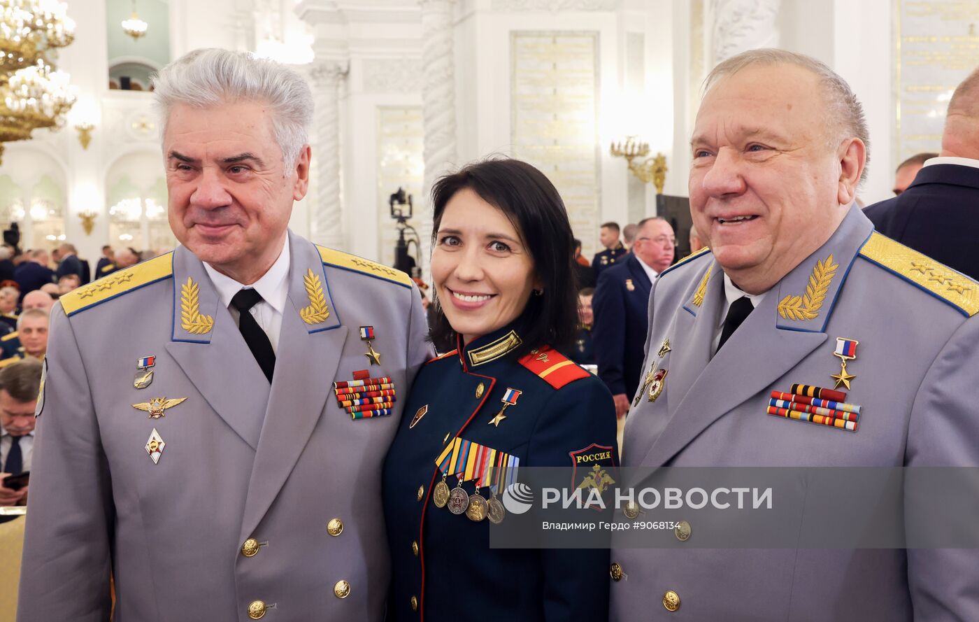 Президент Владимир Путин вручил Героям России медали "Золотая Звезда"