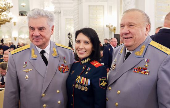 Президент Владимир Путин вручил Героям России медали "Золотая Звезда"