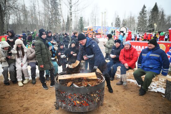 Отправка главной новогодней елки страны в Кремль