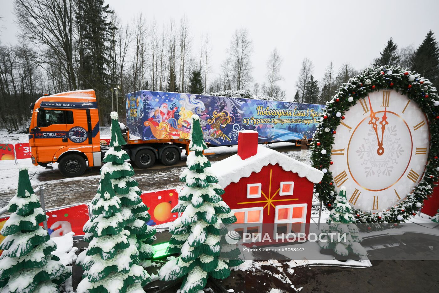 Отправка главной новогодней елки страны в Кремль