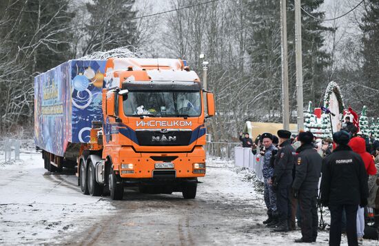 Отправка главной новогодней елки страны в Кремль