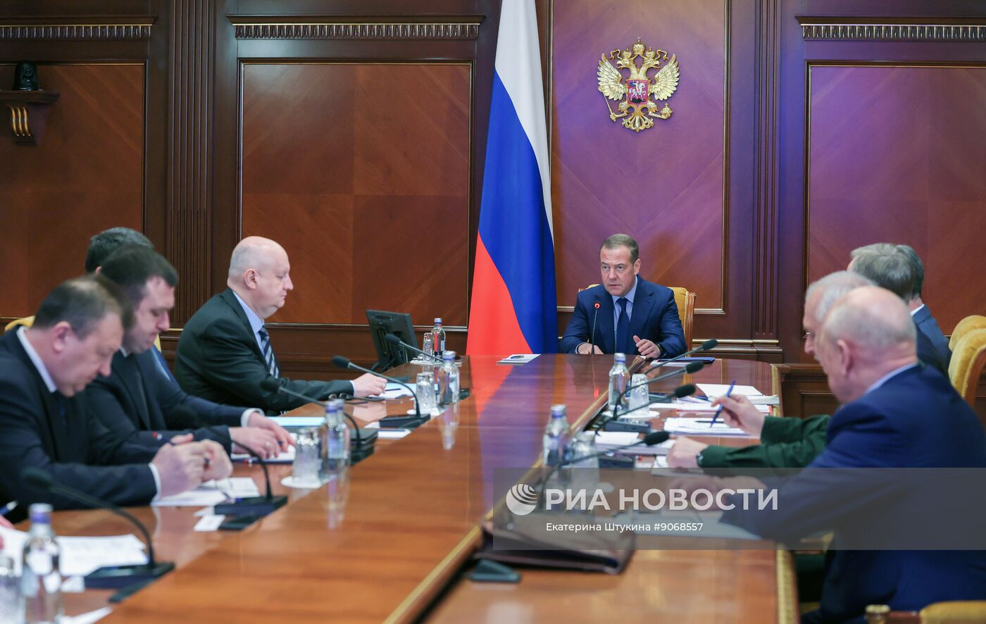 Зампред Совбеза РФ Дмитрий Медведев провел совещание в Горках
