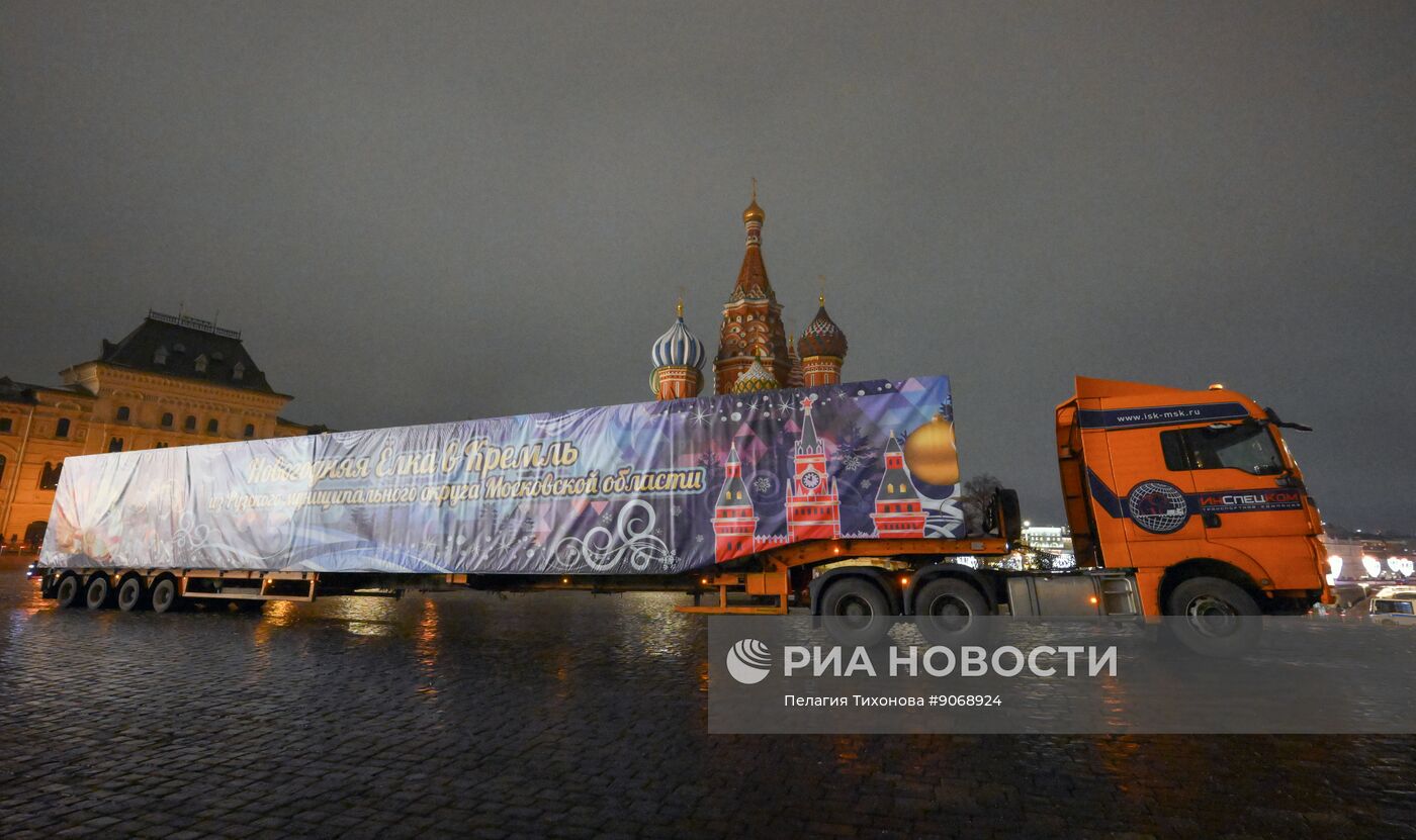 Встреча Главной новогодней елки страны на Красной площади