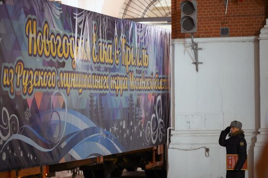 Встреча Главной новогодней елки страны на Красной площади