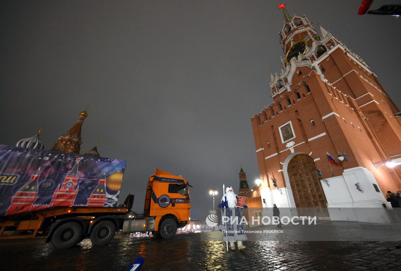 Встреча Главной новогодней елки страны на Красной площади