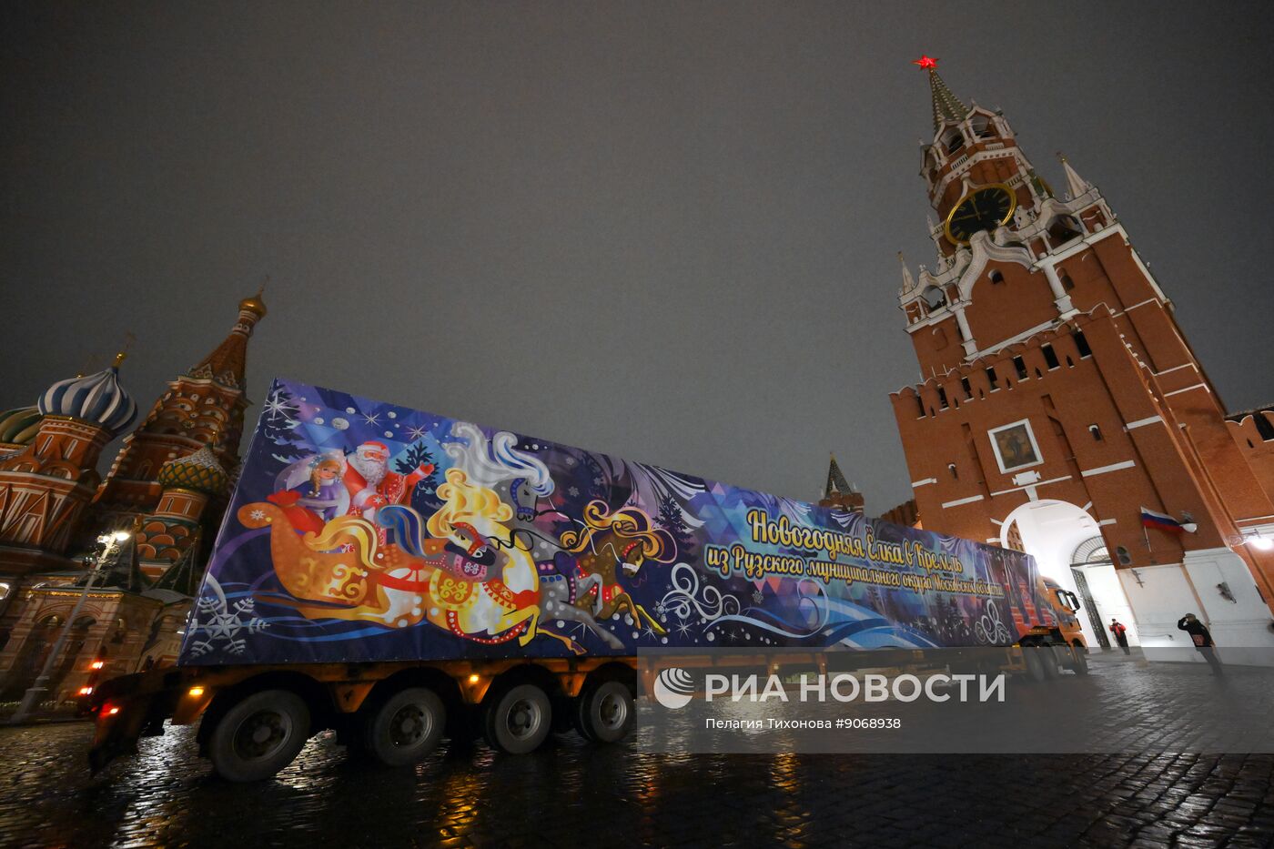 Встреча Главной новогодней елки страны на Красной площади