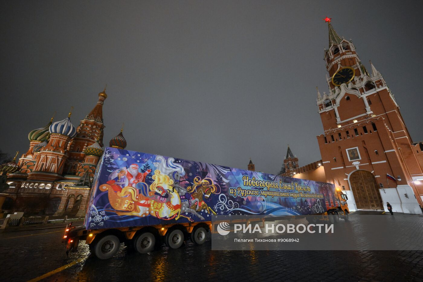 Встреча Главной новогодней елки страны на Красной площади