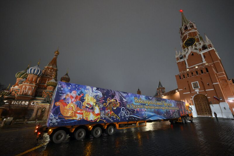 Встреча Главной новогодней елки страны на Красной площади