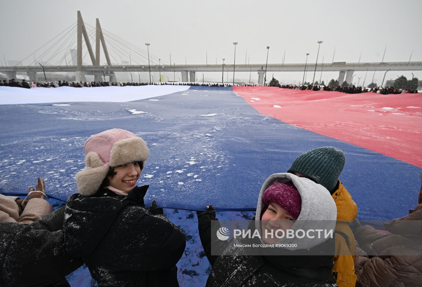 Развертывание флага России в преддверии Дня конституции