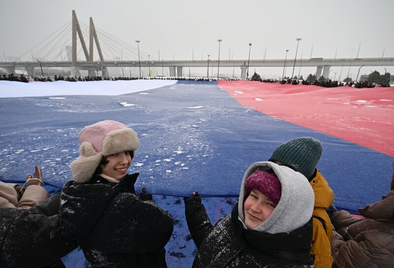 Развертывание флага России в преддверии Дня конституции