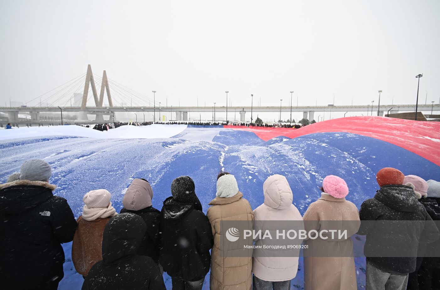 Развертывание флага России в преддверии Дня конституции