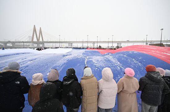 Развертывание флага России в преддверии Дня конституции