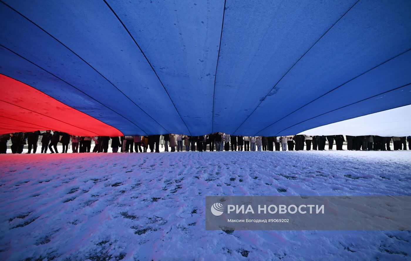 Развертывание флага России в преддверии Дня конституции