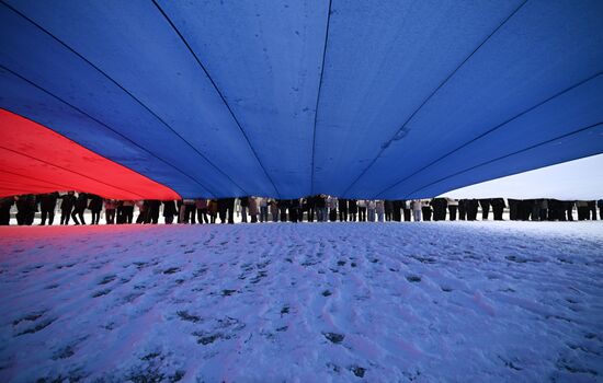 Развертывание флага России в преддверии Дня конституции