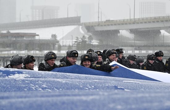 Развертывание флага России в преддверии Дня конституции