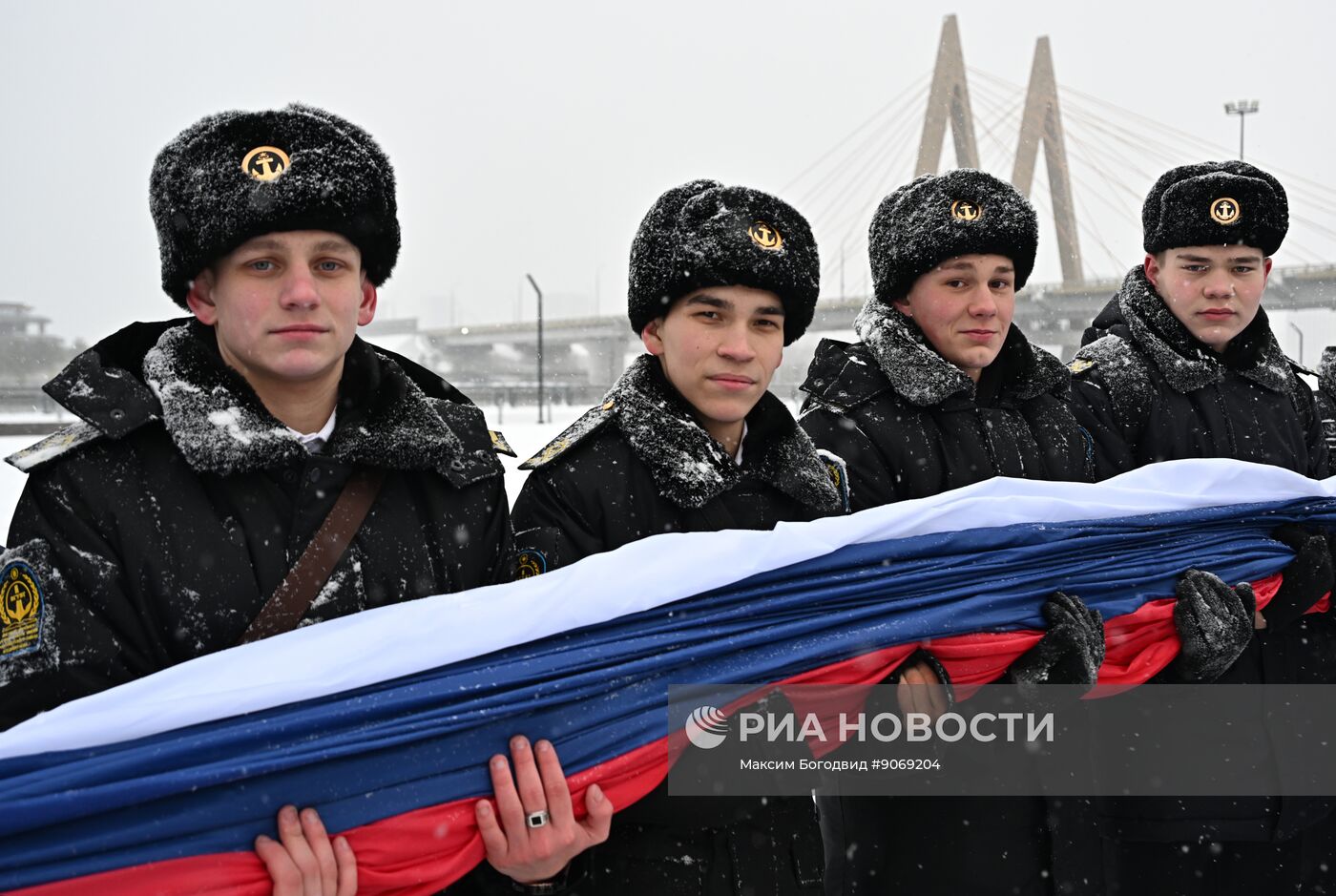 Развертывание флага России в преддверии Дня конституции