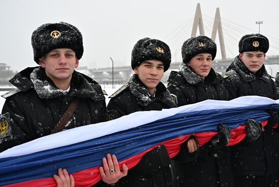 Развертывание флага России в преддверии Дня конституции