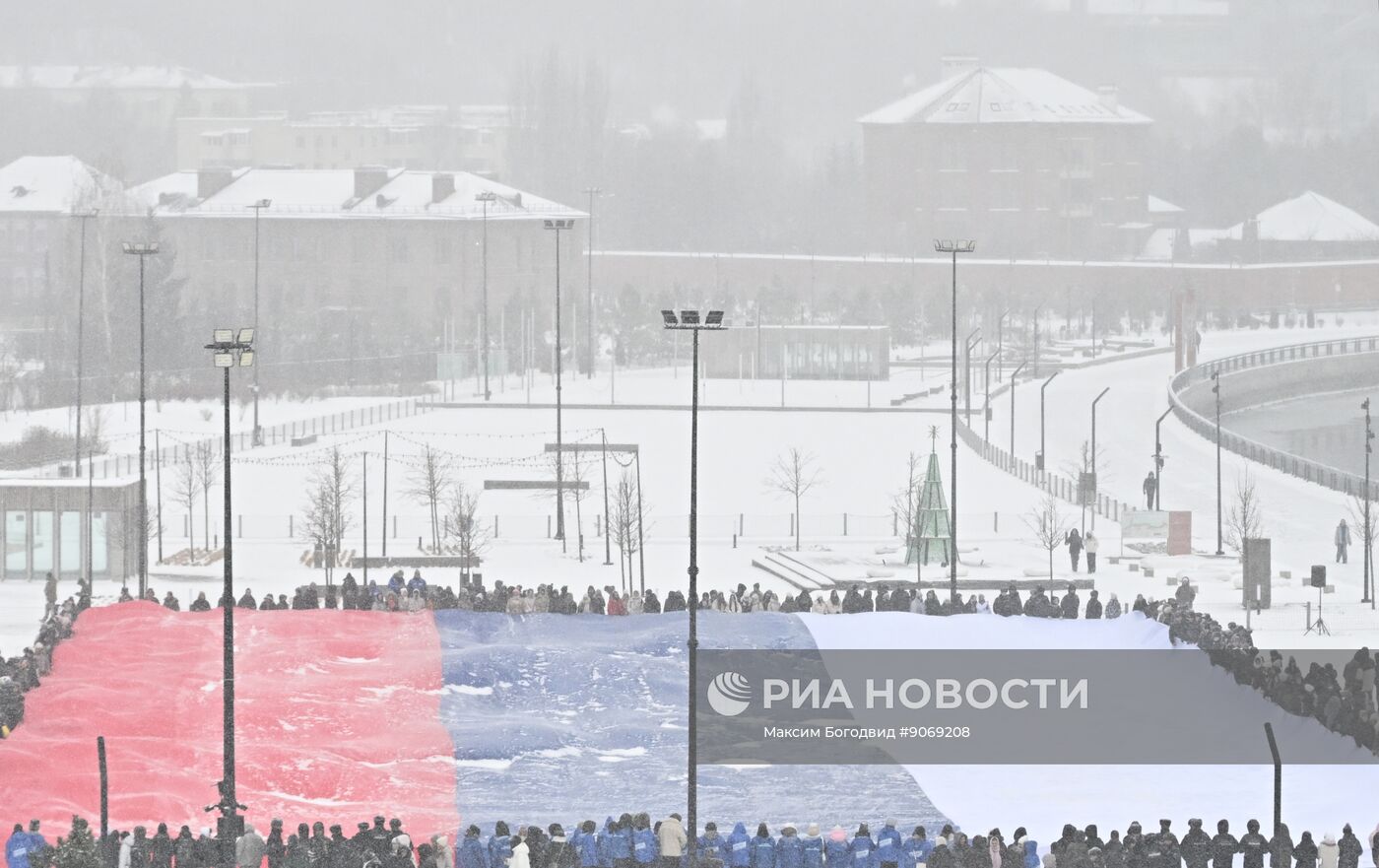 Развертывание флага России в преддверии Дня конституции