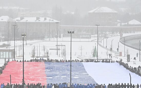 Развертывание флага России в преддверии Дня конституции