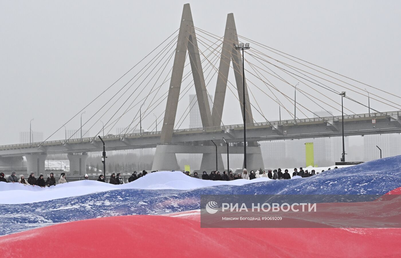 Развертывание флага России в преддверии Дня конституции