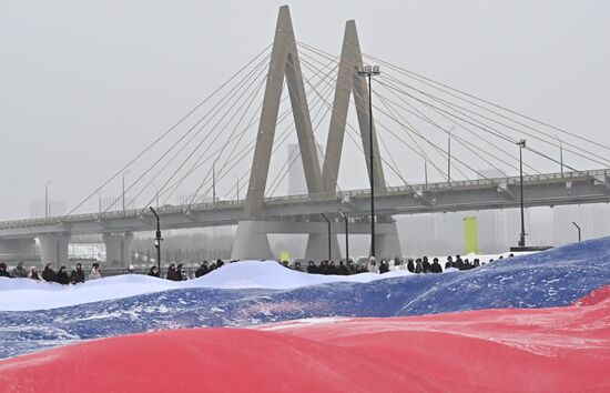 Развертывание флага России в преддверии Дня конституции