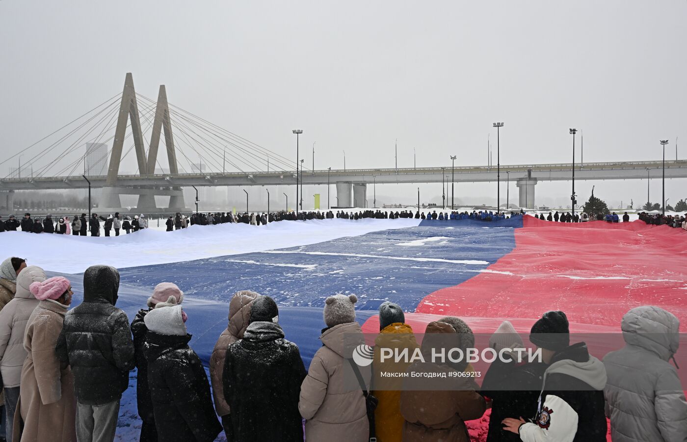 Развертывание флага России в преддверии Дня конституции