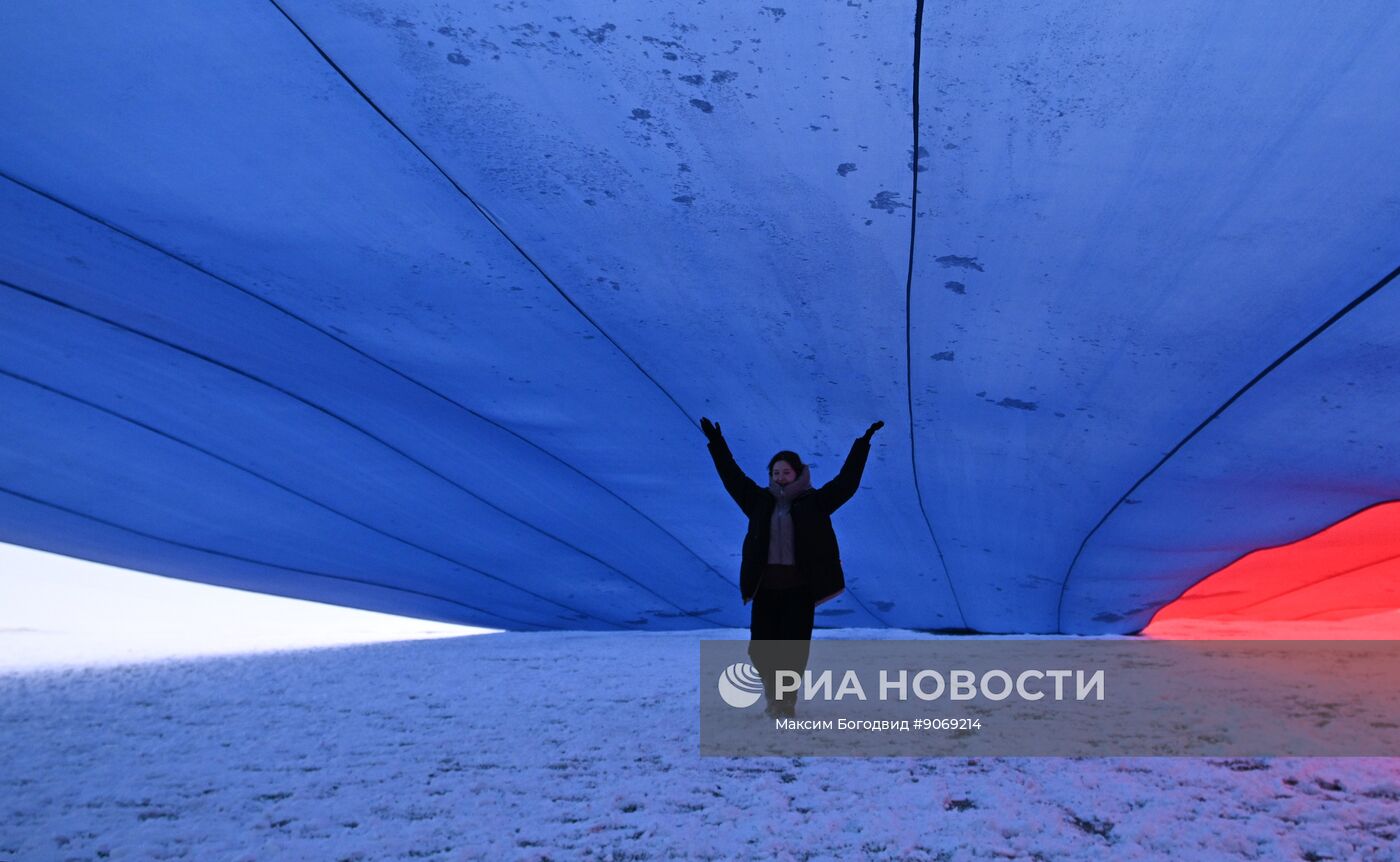 Развертывание флага России в преддверии Дня конституции