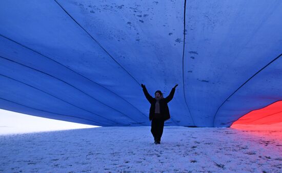 Развертывание флага России в преддверии Дня конституции