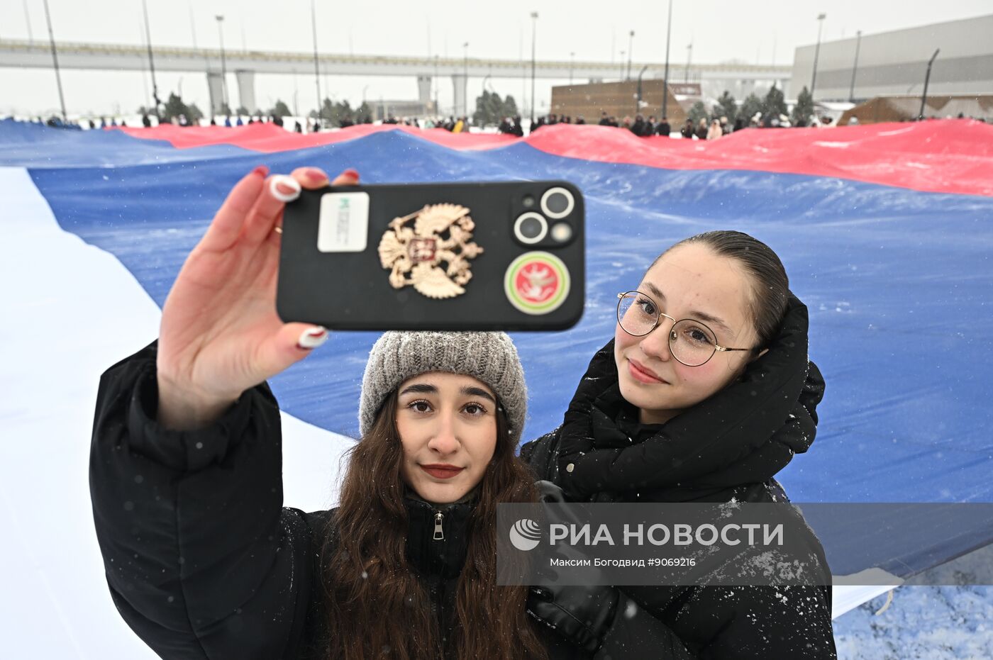 Развертывание флага России в преддверии Дня конституции