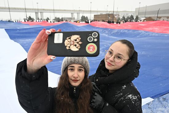 Развертывание флага России в преддверии Дня конституции