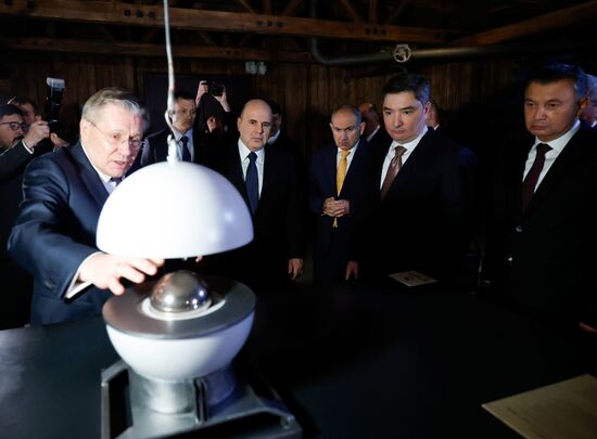 Премьер-министр Михаил Мишустин и главы правительств ЕАЭС посетили экспозицию музея "Атом" на ВДНХ