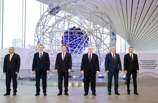 Премьер-министр Михаил Мишустин и главы правительств ЕАЭС посетили экспозицию музея "Атом" на ВДНХ