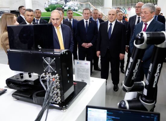 Премьер-министр Михаил Мишустин и главы правительств ЕАЭС посетили экспозицию музея "Атом" на ВДНХ