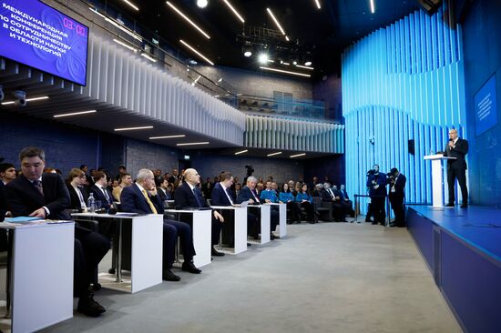 Премьер-министр Михаил Мишустин и главы правительств ЕАЭС посетили экспозицию музея "Атом" на ВДНХ