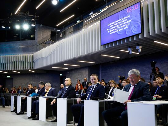 Премьер-министр Михаил Мишустин и главы правительств ЕАЭС посетили экспозицию музея "Атом" на ВДНХ