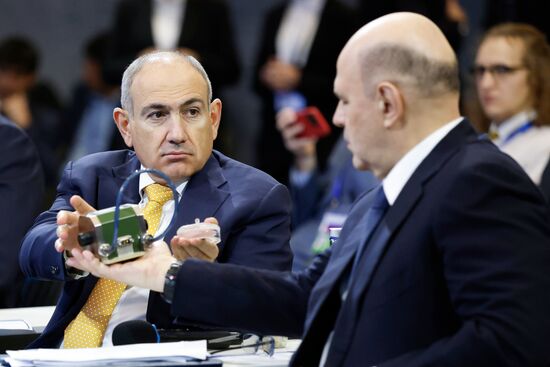 Премьер-министр Михаил Мишустин и главы правительств ЕАЭС посетили экспозицию музея "Атом" на ВДНХ