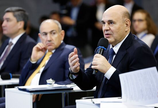 Премьер-министр Михаил Мишустин и главы правительств ЕАЭС посетили экспозицию музея "Атом" на ВДНХ