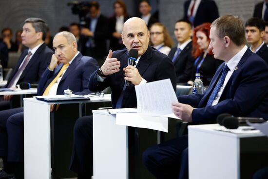 Премьер-министр Михаил Мишустин и главы правительств ЕАЭС посетили экспозицию музея "Атом" на ВДНХ