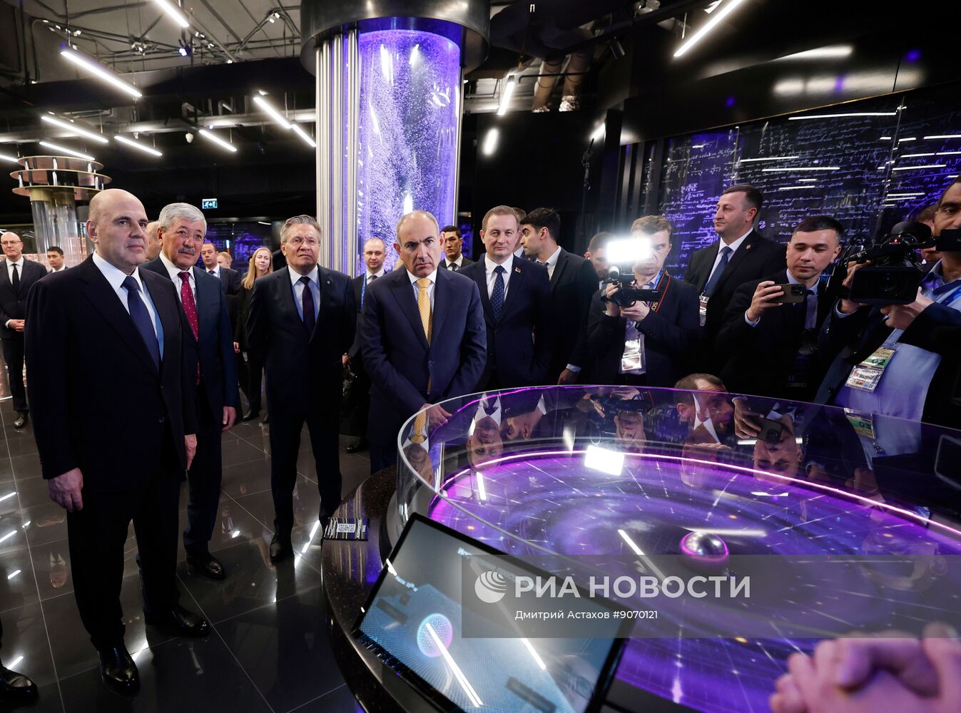 Премьер-министр Михаил Мишустин и главы правительств ЕАЭС посетили экспозицию музея "Атом" на ВДНХ