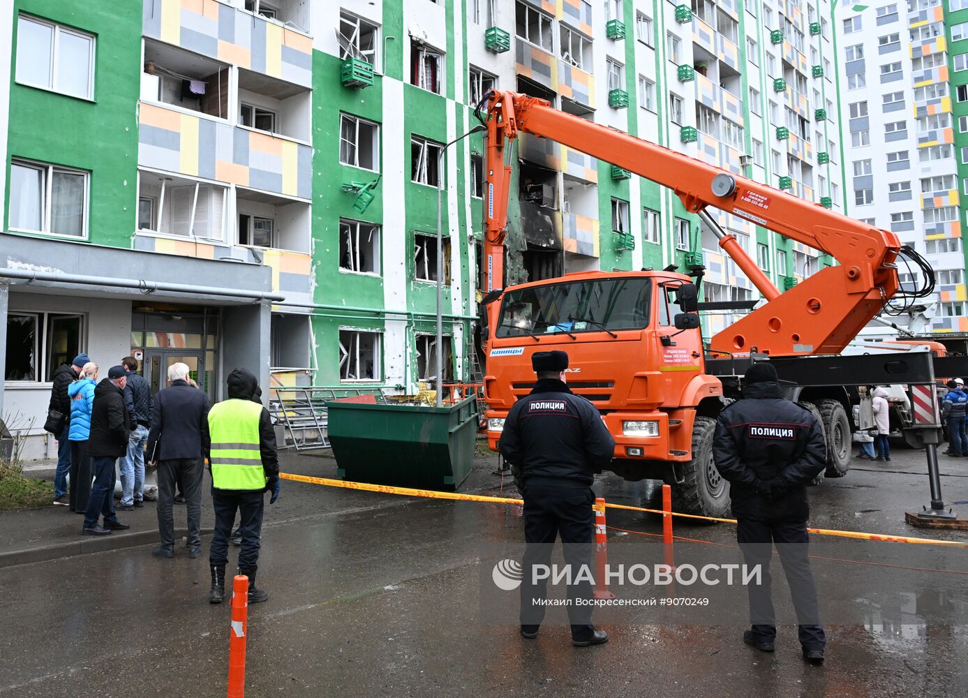 Последствия атаки БПЛА на жилой дом в Твери