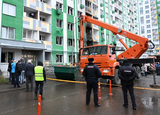 Последствия атаки БПЛА на жилой дом в Твери