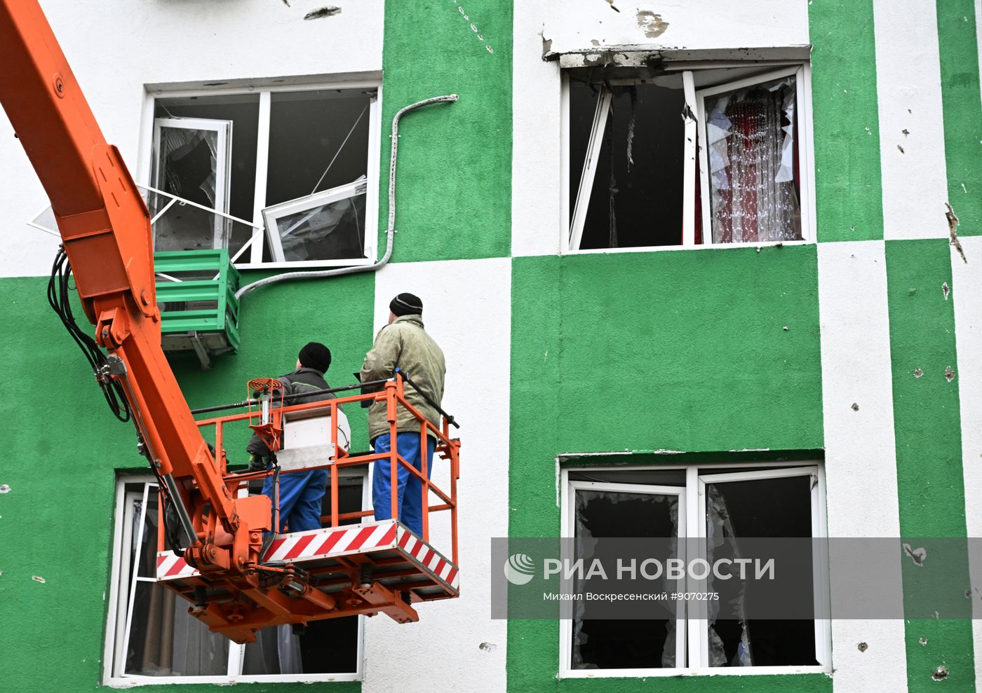Последствия атаки БПЛА на жилой дом в Твери