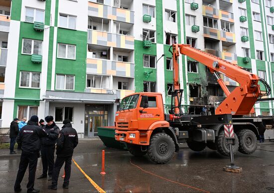Последствия атаки БПЛА на жилой дом в Твери